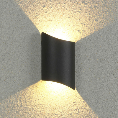 All'aperto su e giù la doppia luce intestata irregolare luminosa della parete impermeabile