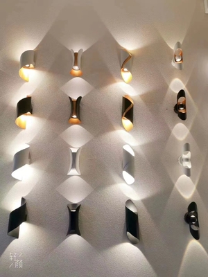 10W moderno su e giù la lampada all'aperto del riparo ha condotto la luce della parete dei dispositivi decorativa